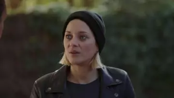 Le blouson en cuir noir porté par Marie (Marion Cotillard) dans Nous finirons ensemble