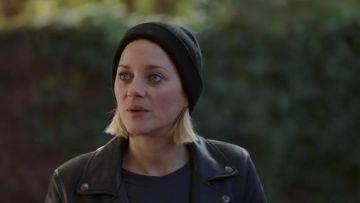 La gorra negra que lleva Marie (Marion Cotillard) en Terminaremos juntos