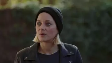 Le bonnet noir porté par Marie (Marion Cotillard) dans Nous finirons ensemble