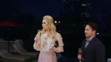 Alice + Olivia Romi Jupe portée par Kameron Westcott dans La Vraie femme de Dallas (S03E02)