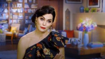 Prabal Gurung Floral Une Épaule à Volants Haut porté par D'Andra Simmons dans Les vraies femmes au foyer de Dallas (S03E03)