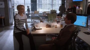 Rag & Bone Cecilee Stripe Merino Wool Blend Pullover usado por Det. Lizzie Needham (Bojana Novakovic) en Instinct (S01E06)