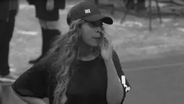 La casquette noire Ivy Park portée par Beyoncé dans Homecoming: A Film by Beyoncé