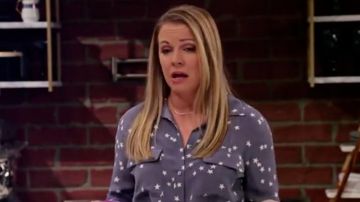 The shirt in star white and blue, Liz (Melissa Joan Hart) in The secret of Nick (S01E06)