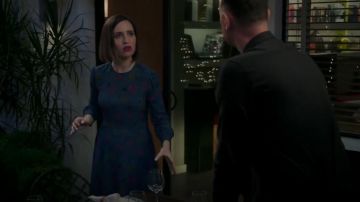 RED Valentino Anemone Floral Print Crepe Dress usado por Jen (Zoe Lister-Jones) en Life in Pieces (S03E02)