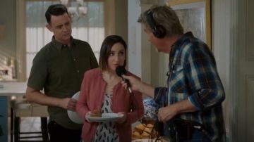 Chaqueta Iro Shavani usada por Jen (Zoe Lister-Jones) en Life in Pieces (S03E03)