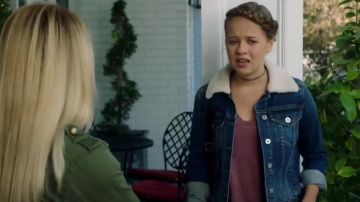 AG Adriano Goldschmied Mya Shearling Col de Veste en jean porté par Samantha (Holly J. Barrett) dans la Vie en Morceaux (S03E04)