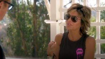 Chaser Lip Graphic Muscle Tank usado por ella misma (Lisa Vanderpump) en The Real Housewives of Beverly Hills (S09E08)