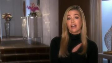 Alice + Olivia Sophie Chandail porté par Denise Richards dans Le Real Housewives de Beverly Hills (S09E08)