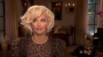 Magda Butrym Borneo Vestido usado por Erika Jayne en The Real Housewives of Beverly Hills (S09E08)