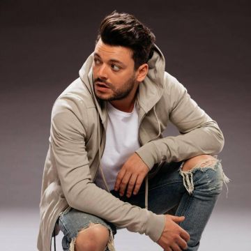 The hooded vest beige Kev Adams on his account Instagram @kevadams
