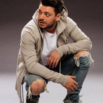 The jean worn torn Kev Adams on his account Instagram @kevadams