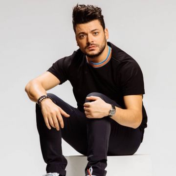 The t-shirt collar multicolor de Kev Adams on his account Instagram @kevadams