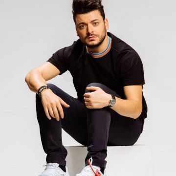 The chino pants navy blue Kev Adams on his account Instagram @kevadams
