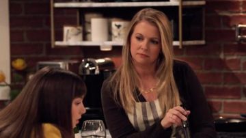 The necklace of Liz (Melissa Joan Hart) in The secret of Nick (S01E04)