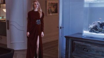 robe rouge portée par Nina Azarova / Prairie Johnson (Brit Marling) dans L'ARTHROSE (S02E04)
