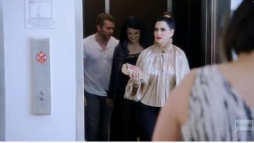 Cérémonie d'ouverture de la Feuille Plissée Haut porté par D'Andra Simmons dans Les vraies femmes au foyer de Dallas (S03E10)