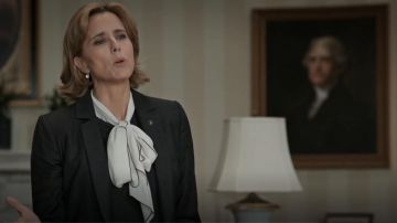 Alexander McQueen Blusa de cuello atado usada por Elizabeth McCord (Téa Leoni) en Madam Secretary (S05E19)