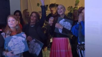 Alice + Olivia Cody Veste portée par Kameron Westcott dans La Vraie femme de Dallas (S03E13)