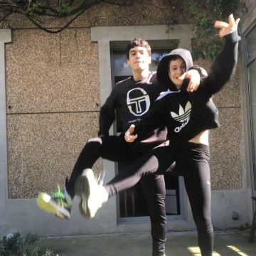 Le sweatshirt à capuche noir Adidas court porté par Chris / Christine and the Queens sur son compte Instagram @christineandthequeens