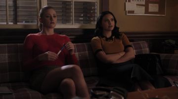 Le pull rouge Brandy Melville porté par Betty Cooper (Lili Reinhart) dans Riverdale S03E18
