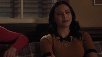 Le polo moutarde à col noir Simons porté par Veronica Lodge (Camila Mendes) dans Riverdale S03E18