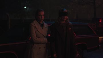 Le manteau gris Ever New de Betty Cooper (Lili Reinhart) dans Riverdale S03E18