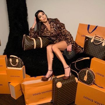 Louis Vuitton rolling bagages de Kourtney Kardashian sur Instagram account @kourtneykardash