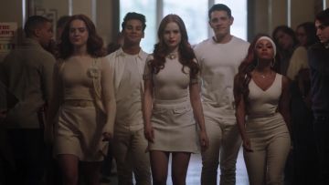 Le crop top blanc décoré de perles Alice and Olivia de Cheryl Blossom (Madelaine Petsch) dans Riverdale S03E18