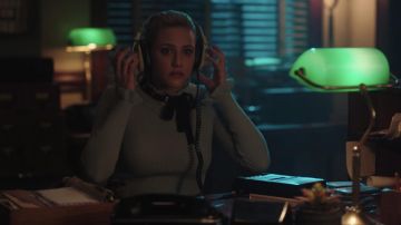 Le ,pull bleu à nœud RED Valentino de Betty Cooper (Lili Reinhart) dans Riverdale S03E18