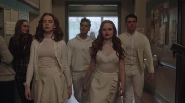 La jupe blanche à volants Miu Miu de Cheryl Blossom (Madelaine Petsch) dans Riverdale S03E18