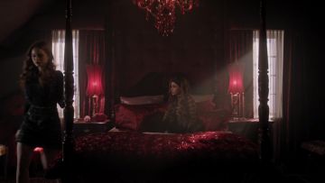 La jupe salopette en tweed Zara portée par Cheryl Blossom (Madelaine Petsch) dans Riverdale S03E18