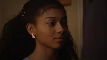 Les boucles d'oreilles dorées de Monse Finnie (Sierra Capri) dans On My Block (S02E04)