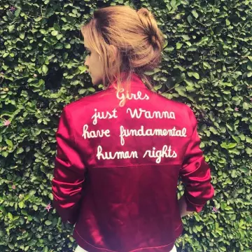 La veste "Girls just wanna have fun­da­men­tal hu­man rights" portée par Emma Watson sur son compte Instagram @emmawatson