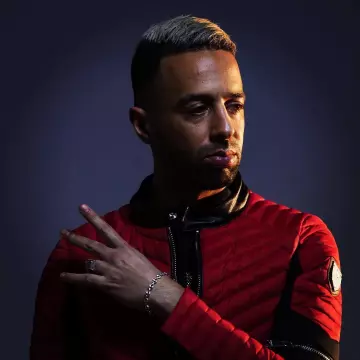 Le blouson rouge Hor­pist porté par Naps sur son compte Ins­ta­gram @Nap­sof­fi­ciel