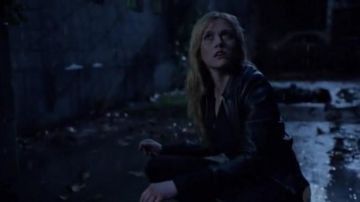 Babaton Lou Veste en Cuir portés par Katherine McNamara en Flèche (S07E18)