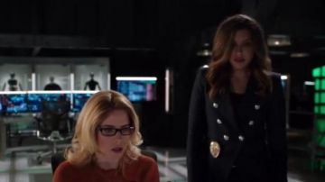 Veronica Beard Miller à Chevrons Veste portée par Dinah Drake (Juliana Harkavy) dans la Flèche (S07E18)