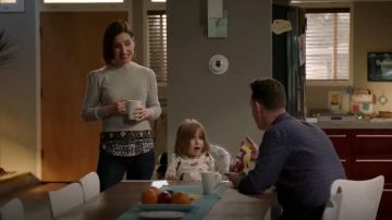 Veronica Beard Jenson Layered Hem Cashmere Sweater usado por Jen (Zoe Lister-Jones) en Life in Pieces (S03E05)