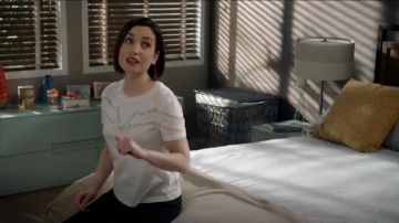 Sandro Lace Trim Crewneck Tee usado por Jen (Zoe Lister-Jones) en Life in Pieces (S03E05)