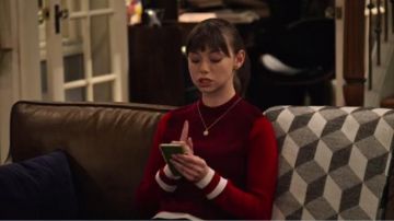 rag & bone/JEAN Doyen Mock Neck Pull porté par Molly Thompson (Lauren Lindsey Donzis) dans le Pas de Bon Nick (S01E01)