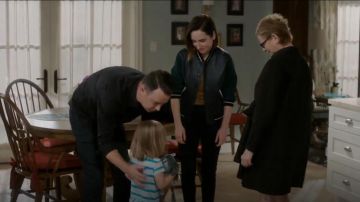 Chaqueta de ante y cuero rag & bone usada por Jen (Zoe Lister-Jones) en Life in Pieces (S03E06)