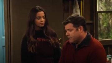 Brandy Melville Camila Club Inferno Haut porté par Nick Patterson (Sienne Agudong) dans le Pas de Bon Nick (S01E05)