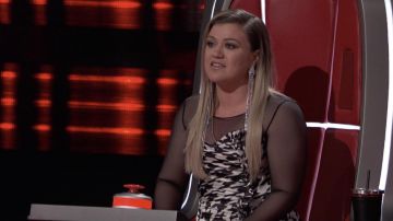 Gucci Single Earring With Crystals usado por Kelly Clarkson en The Voice 15 de abril de 2019