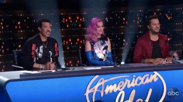 Vestido metálico de Emilio Pucci usado por Katy Perry en American Idol 2019