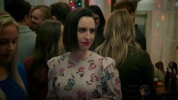 Blusa floral roja con volantes de Valentino usada por Jen (Zoe Lister-Jones) en Life in Pieces (S03E08)