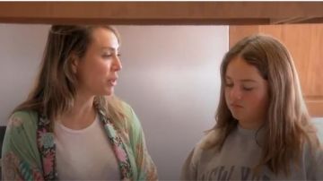 Les Gens libres Nuages Maxi Kimono porté par Kelly Dodd dans Le Real Housewives of Orange County (S13E07)