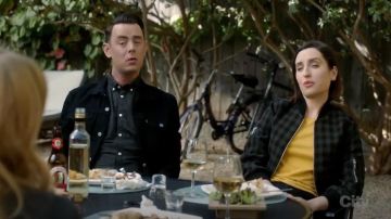 A.L.C. Chaqueta bombera de lana a cuadros usada por Jen (Zoe Lister-Jones) en Life in Pieces (S03E09)