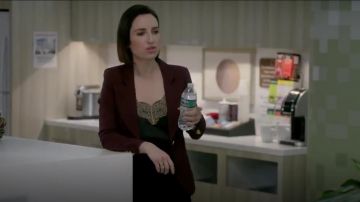 Smythe Classic Duchess Blazer usado por Jen (Zoe Lister-Jones) en Life in Pieces (S03E10)