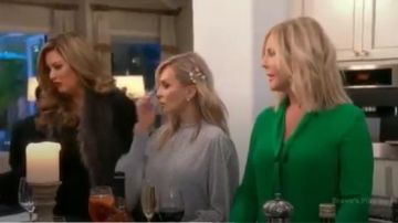 Alice + Olivia Merideth Chemisier porté par elle-Même (Vicki Gunvalson) dans Le Real Housewives of Orange County (S13E10)