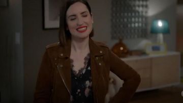 All Saints Plait Western Biker Suede Jacket usado por Jen (Zoe Lister-Jones) en Life in Pieces (S03E11)